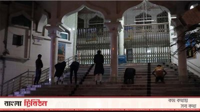 করোনা পরিস্থিতিতে ভেতরে প্রবেশ করতে না পেরে মসজিদের সিঁড়িতে তারাবির নামাজ আদায় (ফাইল ছবি)