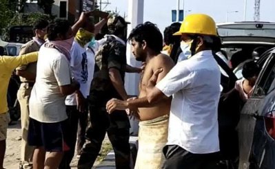 অসুস্থদের হাসপাতালে নেওয়া হচ্ছে