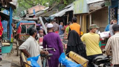 হিলিতে মানা হচ্ছে না সামাজিক দূরত্ব