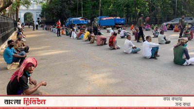 সামাজিক দূরত্ব মেনে ত্রাণের জন্য অপেক্ষা। (সাম্প্রতিক ছবি)