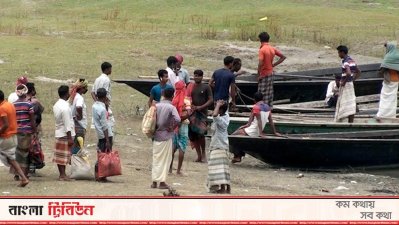 নৌকায় করে ঢাকার দিকে রওনা দিচ্ছেন কর্মহীন লোকজন