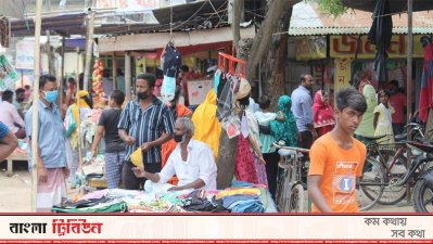 ফুটপাতেও পণ্য নিয়ে বসেছেন ব্যবসায়ীরা