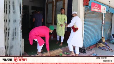 মুসল্লিদের মসজিদে প্রবেশে স্বাস্থ্যবিধি মানার প্রবণতা কম
