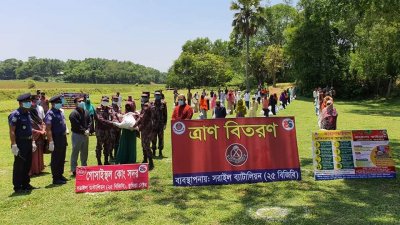 বিদ্যানন্দের খাদ্য সহায়তা বিতরণ করছে বিজিবি
