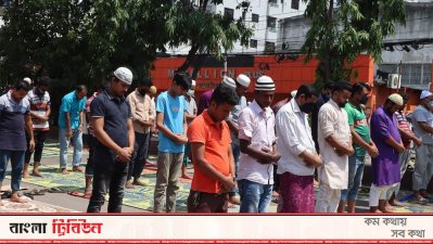 মুসল্লিদের মসজিদে প্রবেশে স্বাস্থ্যবিধি মানার প্রবণতা কম