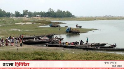নৌকায় করে ঢাকায় ফিরছেন কর্মহীন লোকজন