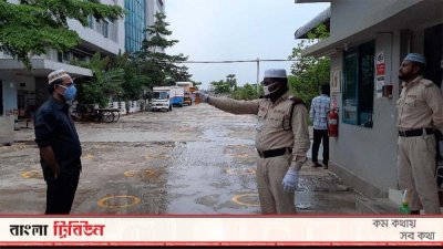 তাপমাত্রা মেপে প্রবেশ করানো হচ্ছে কর্মীদের
