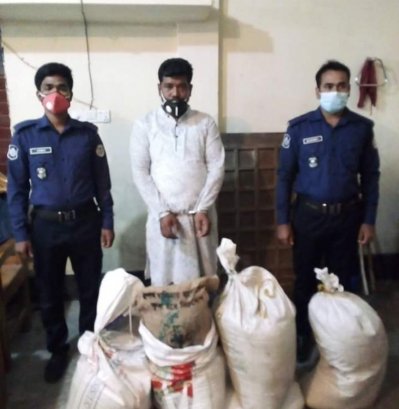 সরকারি চালসহ ইউপি সদস্য আটক
