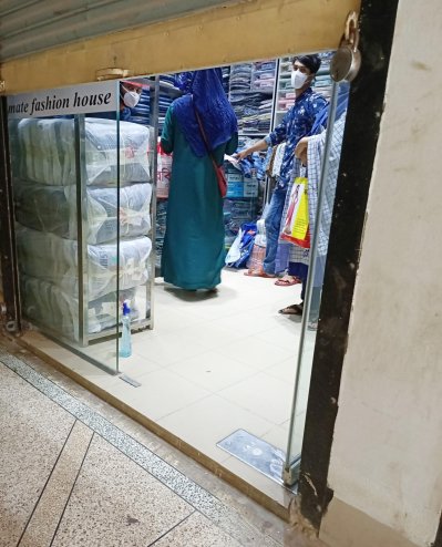 দোকানের শাটার অর্ধেক নামানো