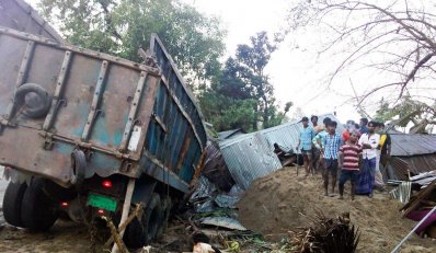 দুর্ঘটনার শিকার ট্রাকটি
