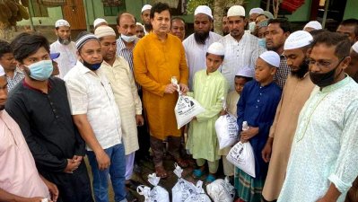 বিনা সুরক্ষায় ও সামাজিক দূরত্ব না মেনে ত্রাণ বিতরণে বিএনপির এমপি 