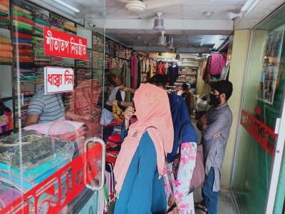 দোকানে ক্রেতাদের ভিড়