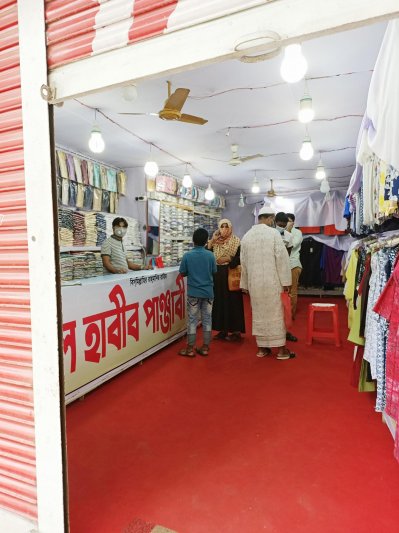 দোকানে ক্রেতাদের ভিড়