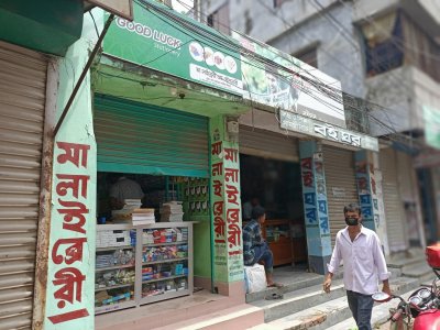 দোকানের শাটার অর্ধেক নামানো