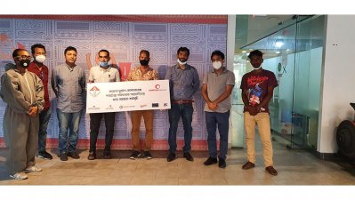 ঢাকা সাব এডিটরস কাউন্সিলের দুস্থ সদস্যদের জন্য পারটেক্স গ্রুপের খাদ্য সহায়তা গ্রহণ করছেন সংগঠনটির সভাপতি জাকির হোসেন ইমন (মাঝে)