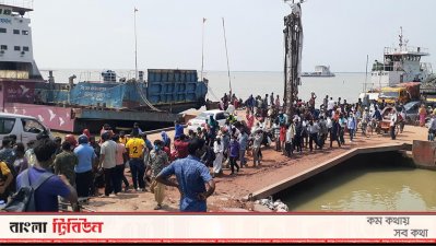 ফেরি পারাপারের সময় স্বাস্থ্যবিধি মেনে চলার আগ্রহ দেখা যায়নি