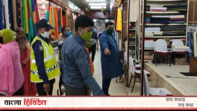 রবিবার ঠাকুরগাঁওয়ের একটি শপিং মলে বেচাকেনা চলছে 