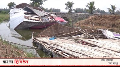 ঝড়ে ভেঙেছে মুরগির শেড, উড়ে গেছে খাবার রাখার ঘর