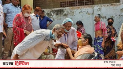 প্রতিবন্ধীদের মাঝে ঈদ উপহার সামগ্রী বিতরণ করা হচ্ছে