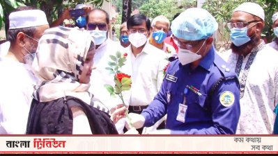 ফুল দিয়ে করোনা জয়ীদের শুভেচ্ছা জানানো হচ্ছে