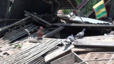 ঘূর্ণিঝড়ে বিধ্বস্ত ঘরবাড়ি