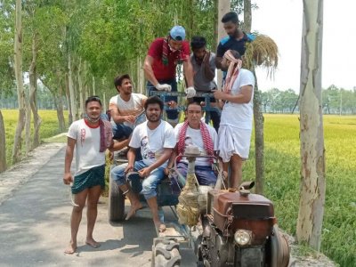 ধান কেটে বাড়িতে পৌঁছে দেন ছাত্রলীগের নেতাকর্মীরা