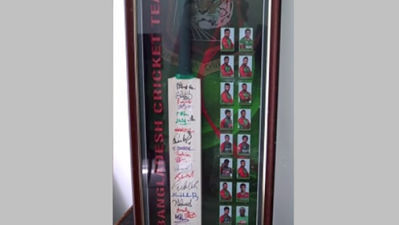 মাশরাফি-সাকিবদের স্বাক্ষরিত ব্যাট। 