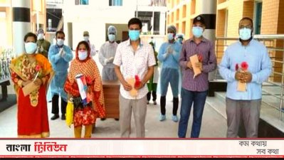 সুস্থ হয়ে ফেরা পাঁচ জনকে ফুল ও করোনামুক্ত হওয়ার চিঠি দিয়ে অভিনন্দন জানানো হয়