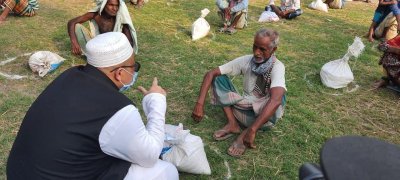 ৮০০ জনের হাতে ত্রাণসামগ্রী পৌঁছে দিলেন তথ্য প্রতিমন্ত্রী