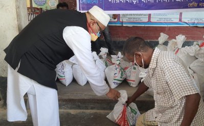 ৮০০ জনের হাতে ত্রাণসামগ্রী পৌঁছে দিলেন তথ্য প্রতিমন্ত্রী