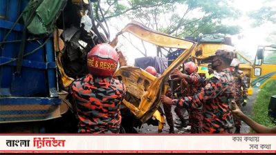 দুই ট্রাকের মুখোমুখি সংঘর্ষে হেলপার নিহত