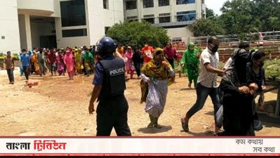 ক্ষুব্ধ শ্রমিকদের ওপর পুলিশের জলকামান-টিয়ারশেল নিক্ষেপ