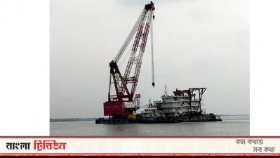 এই ক্রেনটি প্রকল্প এলাকায় আসার পর প্রকৌশলীরা ফুল দিয়ে বরণ করেছিলেন