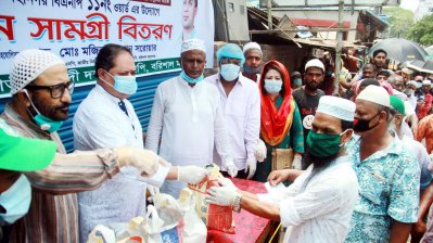 ত্রাণ বিতরণ করছেন বিএনপির যুগ্ম মহাসচিব মজিবর রহমান সরোয়ার 