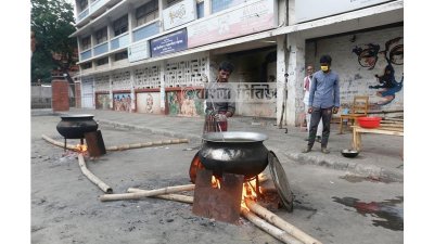 ৫৪ দিন ধরে অসহায়দের খাবার পৌঁছে দিচ্ছেন সৈকত (ফটোস্টোরি)