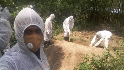 করোনা উপসর্গ নিয়ে মৃত ব্যক্তির কবর খননে রাজি হয়নি কেউ, দেয়নি কোদালও