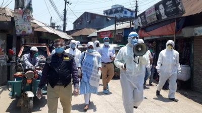 নোয়াখালীর চৌমুহনী বাজারে স্বাস্থ্যবিধি না মানায় মোবাইল কোর্টের অভিযান