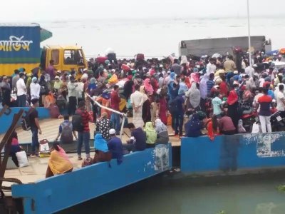 স্বাস্থ্যবিধির তোয়াক্কা না করে শিমুলিয়া ঘাটে মানুষের ভিড়