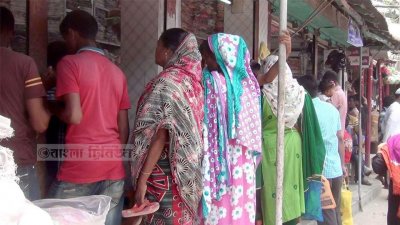 মার্কেটে মানা হচ্ছে না সামাজিক দূরত্ব