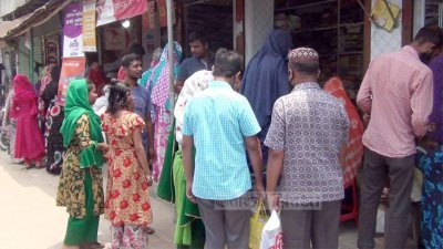 মার্কেটে মানা হচ্ছে না সামাজিক দূরত্ব