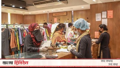 ক্রেতা কম, বিক্রেতারা হতাশায় (ছবির গল্প)