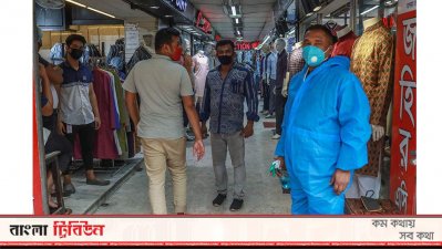 ক্রেতা কম, বিক্রেতারা হতাশায় (ছবির গল্প)