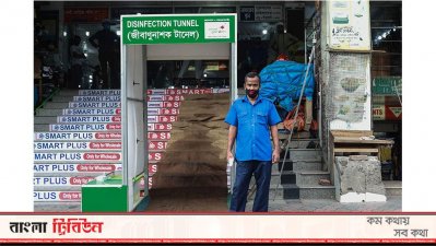 ক্রেতা কম, বিক্রেতারা হতাশায় (ছবির গল্প)
