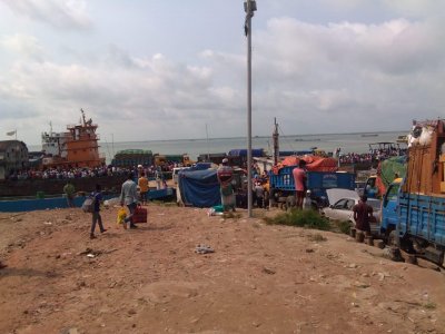 শিমুলিয়া ঘাটে গাড়ির চাপ