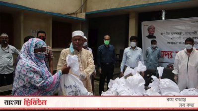 রবিবার সকালে মতিঝিলের টিঅ্যান্ডটি কলেজে মাঠে দরিদ্রদের মাঝে খাদ্য সহায়তা দেওয়া হয়