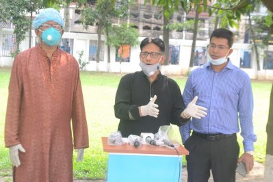 কথা বলছেন বাফুফের সিনিয়র সহ-সভাপতি সালাম মুর্শেদী। 