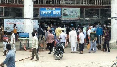 সাভারের একটি মার্কেটে মানুষের ভিড়
