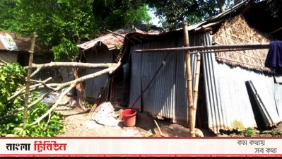 জামালপুরে ঝড়ে ভেঙেছে শতাধিক ঘর