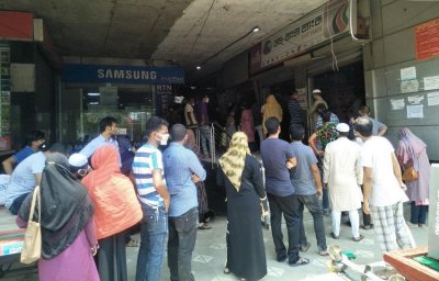 সাভারের একটি মার্কেটে মানুষের ভিড়