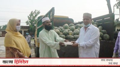 কৃষকের বিক্রি করতে না পারা মিষ্টিকুমড়া কিনে নিয়ে দুস্থদের মাঝে বিতরণ